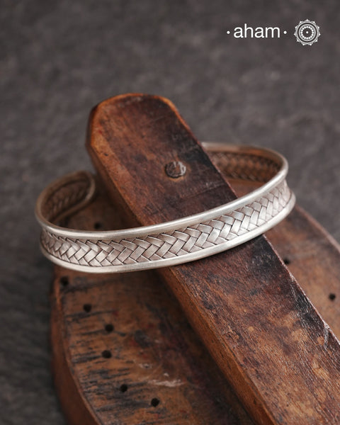 Statement Adjustable 92.5 sterling silver handcuff with intricate weave pattern. Sometimes all you need is one piece of accessory to make you feel powerful, and this is just that.
The price is for one piece only.