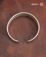Statement Adjustable 92.5 sterling silver handcuff with intricate weave pattern. Sometimes all you need is one piece of accessory to make you feel powerful, and this is just that.
The price is for one piece only.