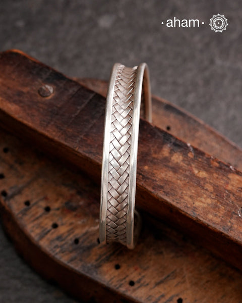 Statement Adjustable 92.5 sterling silver handcuff with intricate weave pattern. Sometimes all you need is one piece of accessory to make you feel powerful, and this is just that.
The price is for one piece only.