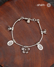 Up your wrist game with the A.M P.M Silver bracelet!
beautiful distinct charms all crafted in 92.5 silver come together to make this piece .
Whether worn at day or night, this bracelet is Perfect for adding a playful touch to any outfit.
The price is for one piece only.