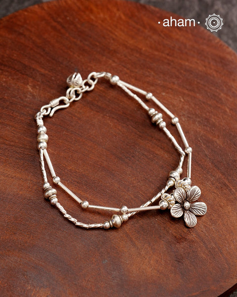 Up your wrist game with the A.M P.M Silver bracelet!
beautiful distinct charms all crafted in 92.5 silver come together to make this piece .
Whether worn at day or night, this bracelet is Perfect for adding a playful touch to any outfit.
The price is for one piece only.