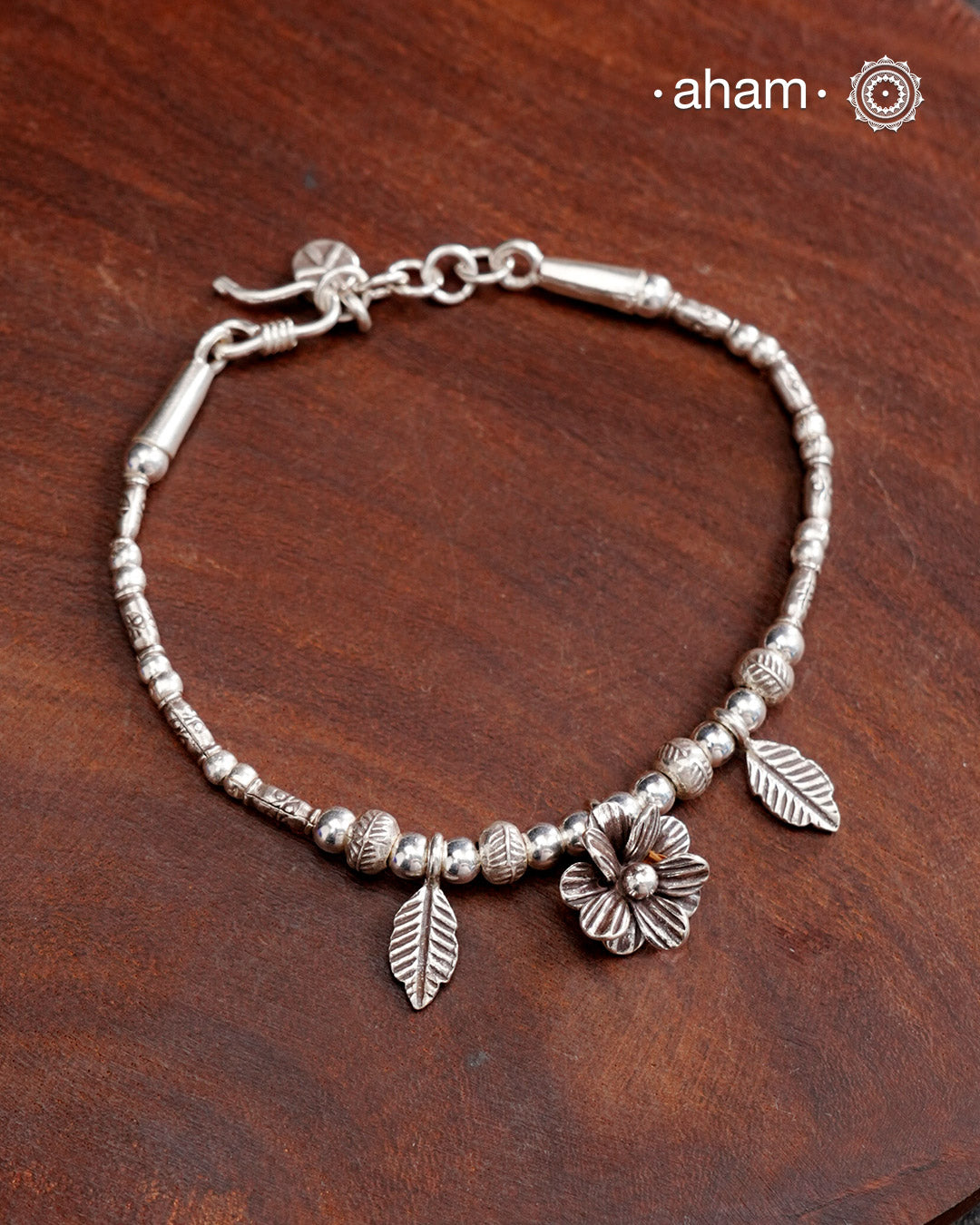 Up your wrist game with the A.M P.M Silver bracelet!
beautiful distinct charms all crafted in 92.5 silver come together to make this piece .
Whether worn at day or night, this bracelet is Perfect for adding a playful touch to any outfit.
The price is for one piece only.