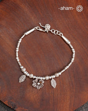 Up your wrist game with the A.M P.M Silver bracelet!
beautiful distinct charms all crafted in 92.5 silver come together to make this piece .
Whether worn at day or night, this bracelet is Perfect for adding a playful touch to any outfit.
The price is for one piece only.
