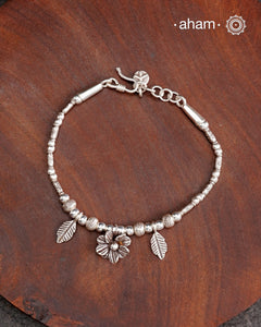 Up your wrist game with the A.M P.M Silver bracelet!
beautiful distinct charms all crafted in 92.5 silver come together to make this piece .
Whether worn at day or night, this bracelet is Perfect for adding a playful touch to any outfit.
The price is for one piece only.