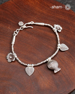 Up your wrist game with the A.M P.M Silver bracelet!
beautiful distinct charms all crafted in 92.5 silver come together to make this piece .
Whether worn at day or night, this bracelet is Perfect for adding a playful touch to any outfit.
The price is for one piece only.