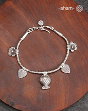 Up your wrist game with the A.M P.M Silver bracelet!
beautiful distinct charms all crafted in 92.5 silver come together to make this piece .
Whether worn at day or night, this bracelet is Perfect for adding a playful touch to any outfit.
The price is for one piece only.