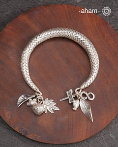 Up your wrist game with the A.M P.M Silver bracelet! The charm bracelet, complete with a beautiful weave pattern inspired by Thai craftsmanship. Perfect for adding a playful touch to any outfit. These are crafted in the finest 92.5 silver
The price is for one piece only.