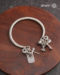 Up your wrist game with the A.M P.M Silver bracelet! The charm bracelet, complete with a beautiful weave pattern inspired by Thai craftsmanship. Perfect for adding a playful touch to any outfit. These are crafted in the finest 92.5 silver
The price is for one piece only.