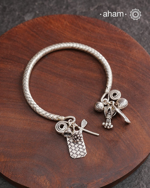 Up your wrist game with the A.M P.M Silver bracelet! The charm bracelet, complete with a beautiful weave pattern inspired by Thai craftsmanship. Perfect for adding a playful touch to any outfit. These are crafted in the finest 92.5 silver
The price is for one piece only.