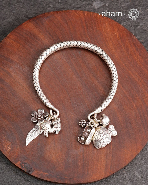 Up your wrist game with the A.M P.M Silver bracelet! The charm bracelet, complete with a beautiful weave pattern inspired by Thai craftsmanship. Perfect for adding a playful touch to any outfit. These are crafted in the finest 92.5 silver
The price is for one piece only.