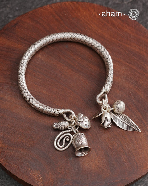 Up your wrist game with the A.M P.M Silver bracelet! The charm bracelet, complete with a beautiful weave pattern inspired by Thai craftsmanship. Perfect for adding a playful touch to any outfit. These are crafted in the finest 92.5 silver 
The price is for one piece only.