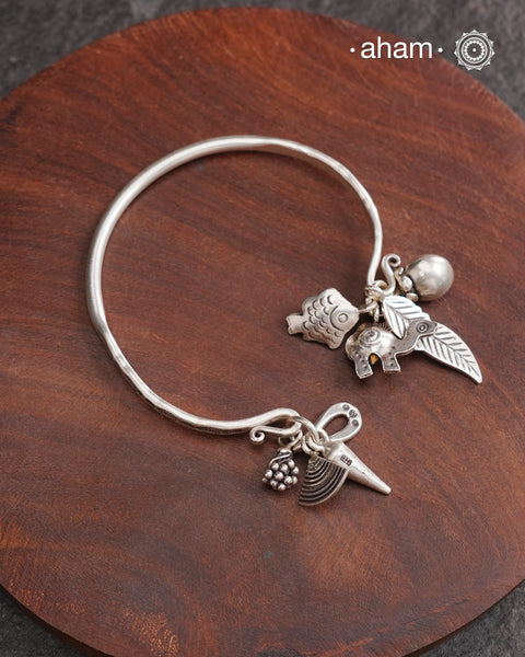 Up your wrist game with the A.M P.M Silver bracelet! The charm bracelet is crafted by Thai craftsman, Perfect for adding a playful touch to any outfit. These are crafted in the finest 92.5 silver.The price is for one piece only. 