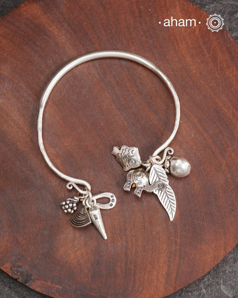 Up your wrist game with the A.M P.M Silver bracelet! The charm bracelet is crafted by Thai craftsman, Perfect for adding a playful touch to any outfit. These are crafted in the finest 92.5 silver.The price is for one piece only.