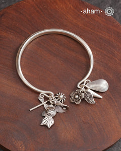 Up your wrist game with the A.M P.M Silver bracelet! The charm bracelet is crafted by Thai craftsman, Perfect for adding a playful touch to any outfit. These are crafted in the finest 92.5 silver.The price is for one piece only.