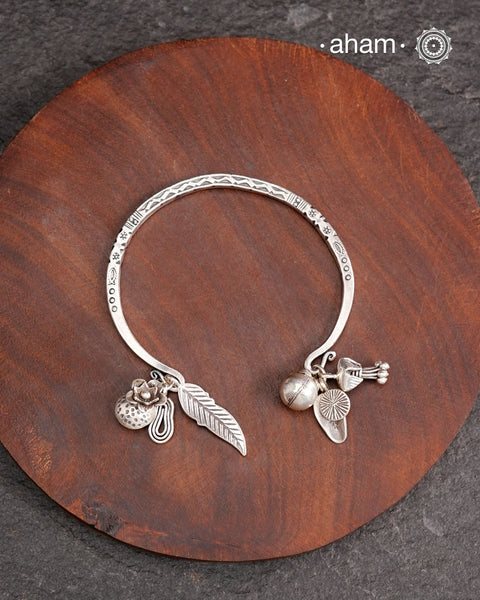 Up your wrist game with the A.M P.M Silver bracelet! The charm bracelet is crafted by Thai craftsman, Perfect for adding a playful touch to any outfit. These are crafted in the finest 92.5 silver. The price is for one piece only.