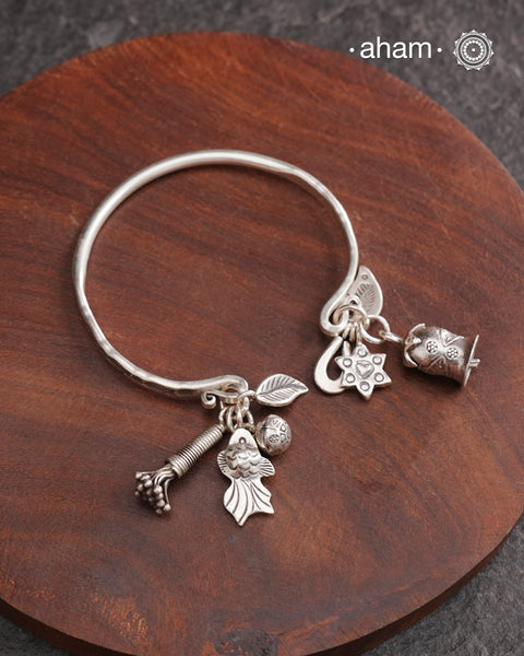 Up your wrist game with the A.M P.M Silver bracelet! The charm bracelet is crafted by Thai craftsman, Perfect for adding a playful touch to any outfit. These are crafted in the finest 92.5 silver. The price is for one piece only.