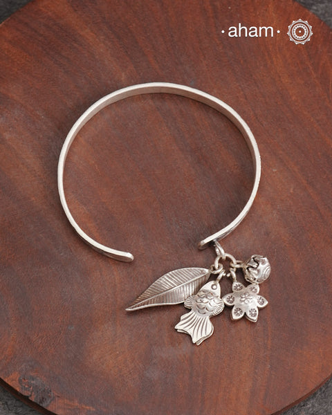 Up your wrist game with the A.M P.M Silver bracelet! The charm bracelet is crafted by Thai craftsman, Perfect for adding a playful touch to any outfit. These are crafted in the finest 92.5 silver.The price is for one piece only.