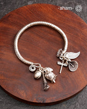 Up your wrist game with the A.M P.M Silver bracelet! The charm bracelet is crafted by Thai craftsman, Perfect for adding a playful touch to any outfit. These are crafted in the finest 92.5 silver.
The price is for one piece only.