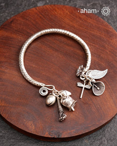 Up your wrist game with the A.M P.M Silver bracelet! The charm bracelet is crafted by Thai craftsman, Perfect for adding a playful touch to any outfit. These are crafted in the finest 92.5 silver.
The price is for one piece only.