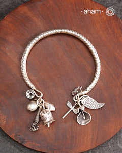 Up your wrist game with the A.M P.M Silver bracelet! The charm bracelet is crafted by Thai craftsman, Perfect for adding a playful touch to any outfit. These are crafted in the finest 92.5 silver.
The price is for one piece only.
