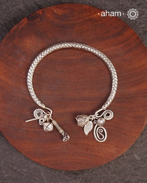 Up your wrist game with the A.M P.M Silver bracelet! The charm bracelet, complete with a beautiful weave pattern inspired by Thai craftsmanship. Perfect for adding a playful touch to any outfit. These are crafted in the finest 92.5 silver

The price is for one piece only.