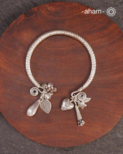 Up your wrist game with the A.M P.M Silver bracelet! The charm bracelet, complete with a beautiful weave pattern inspired by Thai craftsmanship. Perfect for adding a playful touch to any outfit. These are crafted in the finest 92.5 silver

The price is for one piece only.