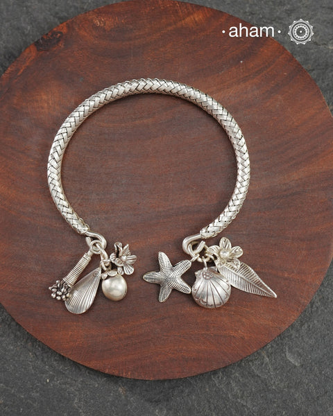 Up your wrist game with the A.M P.M Silver bracelet! The charm bracelet, complete with a beautiful weave pattern inspired by Thai craftsmanship. Perfect for adding a playful touch to any outfit. These are crafted in the finest 92.5 silver  The price is for one piece only. 