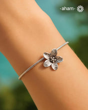 Add a playful touch to your look with this beautiful Flower charm bracelet crafted in 92.5 silver. Even Looks great when stacked with other bracelets or worn with a watch.