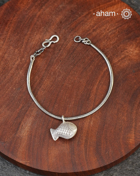 Add a playful touch to your look with this beautiful fish cham bracelet. The Fish makes a smooth rhythmic sound when it moves. Even Looks great when stacked with other bracelets or worn with a watch.