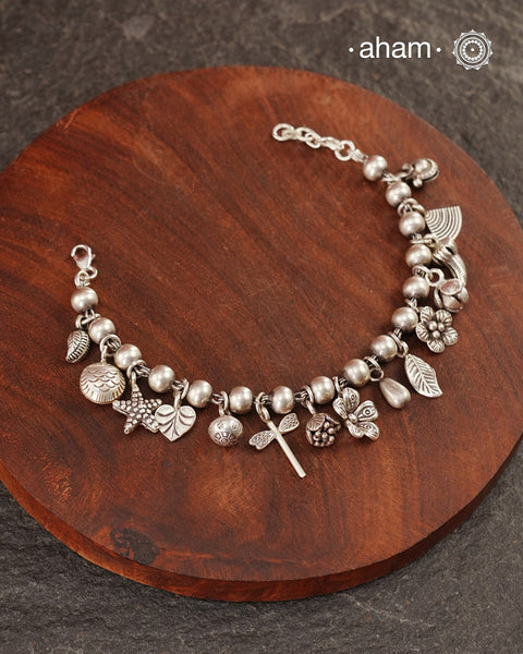 Up your wrist game with the A.M P.M Silver bracelet!
15 beautiful distinct charms all crafted in 92.5 silver come together to make this piece . Whether worn at day or night, this bracelet is Perfect for adding a playful touch to any outfit.&nbsp;

The price is for one piece only.&nbsp;