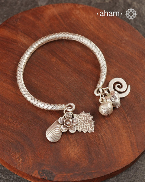 Up your wrist game with the A.M P.M Silver bracelet! The charm bracelet, complete with a beautiful weave pattern inspired by Thai craftsmanship. Perfect for adding a playful touch to any outfit. These are crafted in the finest 92.5 silver

The price is for one piece only.