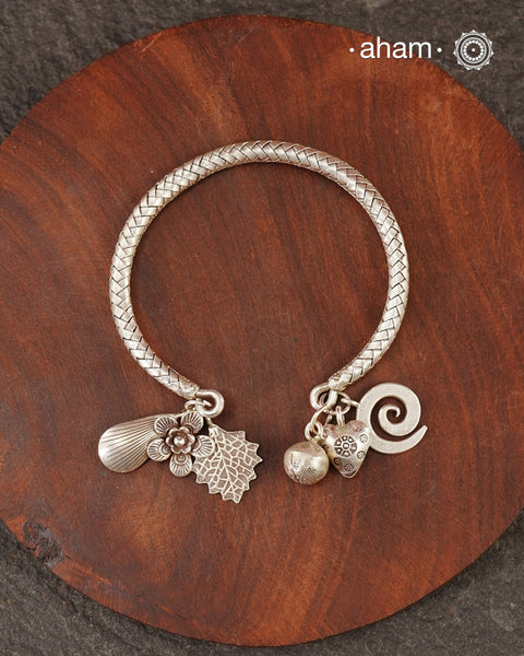 Up your wrist game with the A.M P.M Silver bracelet! The charm bracelet, complete with a beautiful weave pattern inspired by Thai craftsmanship. Perfect for adding a playful touch to any outfit. These are crafted in the finest 92.5 silver

The price is for one piece only.