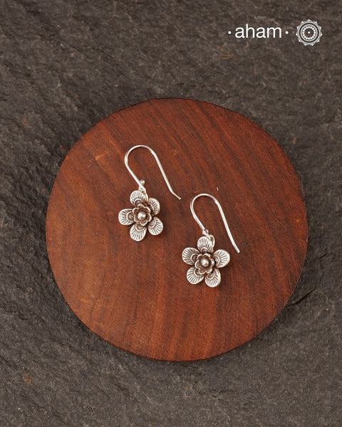 Contemporary light weight earrings in 92.5 silver. Minimalist work wear jewellery.
Perfect wear from Dawn to Dusk.