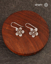 Contemporary light weight earrings in 92.5 silver. Minimalist work wear jewellery.
Perfect wear from Dawn to Dusk.