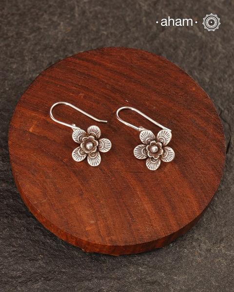 Contemporary light weight earrings in 92.5 silver. Minimalist work wear jewellery.
Perfect wear from Dawn to Dusk.