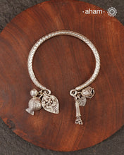 Up your wrist game with the A.M P.M Silver bracelet! The charm bracelet, complete with a beautiful weave pattern inspired by Thai craftsmanship. Perfect for adding a playful touch to any outfit. These are crafted in the finest 92.5 silver

The price is for one piece only.&nbsp;