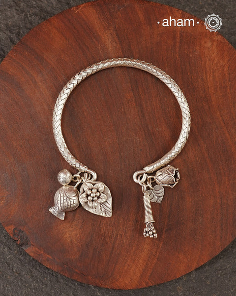 Up your wrist game with the A.M P.M Silver bracelet! The charm bracelet, complete with a beautiful weave pattern inspired by Thai craftsmanship. Perfect for adding a playful touch to any outfit. These are crafted in the finest 92.5 silver

The price is for one piece only.&nbsp;