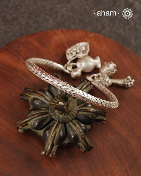 Up your wrist game with the A.M P.M Silver bracelet! The charm bracelet, complete with a beautiful weave pattern inspired by Thai craftsmanship. Perfect for adding a playful touch to any outfit. These are crafted in the finest 92.5 silver

The price is for one piece only.&nbsp;
