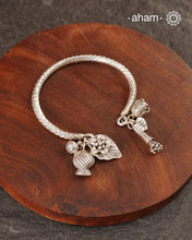 Up your wrist game with the A.M P.M Silver bracelet! The charm bracelet, complete with a beautiful weave pattern inspired by Thai craftsmanship. Perfect for adding a playful touch to any outfit. These are crafted in the finest 92.5 silver

The price is for one piece only.&nbsp;