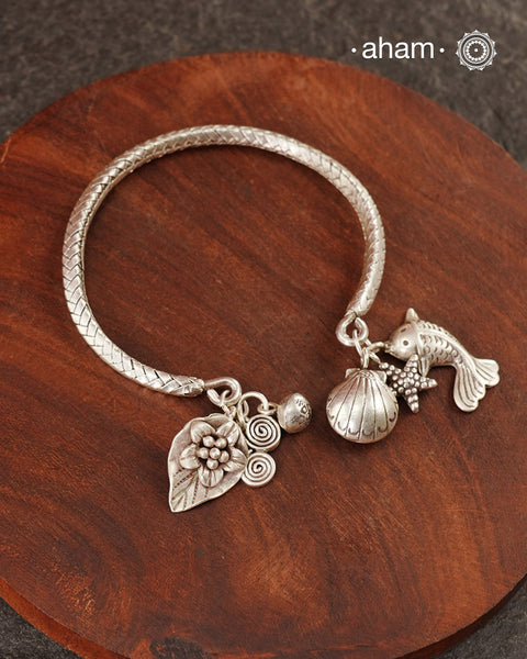 Up your wrist game with the A.M P.M Silver bracelet! The charm bracelet, complete with a beautiful weave pattern inspired by Thai craftsmanship. Perfect for adding a playful touch to any outfit. These are crafted in the finest 92.5 silver

The price is for one piece only.
