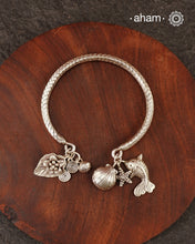 Up your wrist game with the A.M P.M Silver bracelet! The charm bracelet, complete with a beautiful weave pattern inspired by Thai craftsmanship. Perfect for adding a playful touch to any outfit. These are crafted in the finest 92.5 silver

The price is for one piece only.