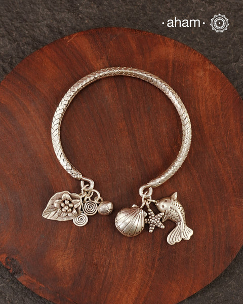 Up your wrist game with the A.M P.M Silver bracelet! The charm bracelet, complete with a beautiful weave pattern inspired by Thai craftsmanship. Perfect for adding a playful touch to any outfit. These are crafted in the finest 92.5 silver

The price is for one piece only.