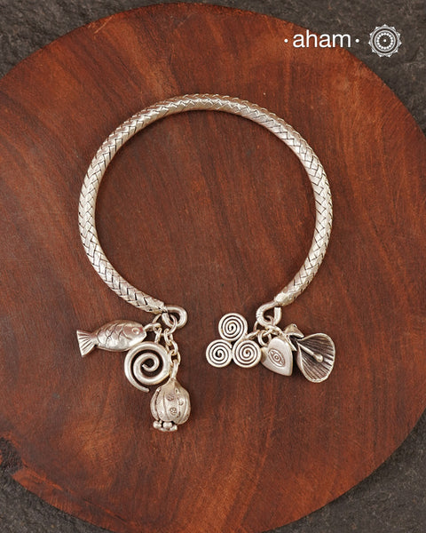 Up your wrist game with the A.M P.M Silver bracelet! The charm bracelet, complete with a beautiful weave pattern inspired by Thai craftsmanship. Perfect for adding a playful touch to any outfit. These are crafted in the finest 92.5 silver

The price is for one piece only.&nbsp;