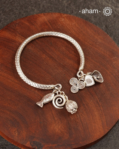 Up your wrist game with the A.M P.M Silver bracelet! The charm bracelet, complete with a beautiful weave pattern inspired by Thai craftsmanship. Perfect for adding a playful touch to any outfit. These are crafted in the finest 92.5 silver

The price is for one piece only.&nbsp;