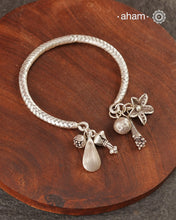Up your wrist game with the A.M P.M Silver bracelet! The charm bracelet, complete with a beautiful weave pattern inspired by Thai craftsmanship. Perfect for adding a playful touch to any outfit. These are crafted in the finest 92.5 silver

The price is for one piece only.