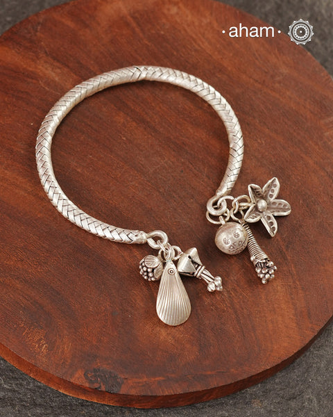Up your wrist game with the A.M P.M Silver bracelet! The charm bracelet, complete with a beautiful weave pattern inspired by Thai craftsmanship. Perfect for adding a playful touch to any outfit. These are crafted in the finest 92.5 silver

The price is for one piece only.