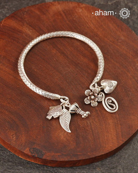 Up your wrist game with the A.M P.M Silver bracelet! The charm bracelet, complete with a beautiful weave pattern inspired by Thai craftsmanship. Perfect for adding a playful touch to any outfit. These are crafted in the finest 92.5 silver

The price is for one piece only