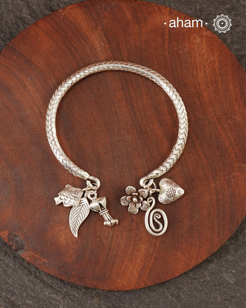Up your wrist game with the A.M P.M Silver bracelet! The charm bracelet, complete with a beautiful weave pattern inspired by Thai craftsmanship. Perfect for adding a playful touch to any outfit. These are crafted in the finest 92.5 silver

The price is for one piece only.