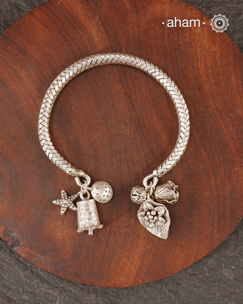 Up your wrist game with the A.M P.M Silver bracelet! The charm bracelet, complete with a beautiful weave pattern inspired by Thai craftsmanship. Perfect for adding a playful touch to any outfit. These are crafted in the finest 92.5 silver

The price is for one piece only.
