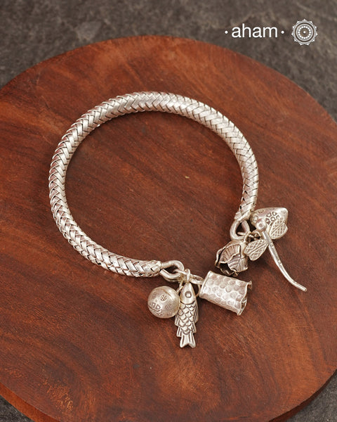 Up your wrist game with the A.M P.M Silver bracelet! The charm bracelet, complete with a beautiful weave pattern inspired by Thai craftsmanship. Perfect for adding a playful touch to any outfit. These are crafted in the finest 92.5 silver

The price is for one piece only.